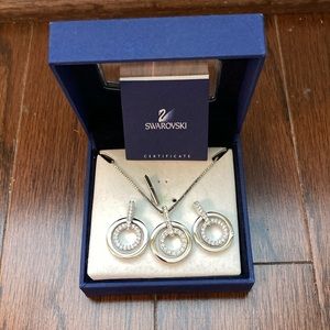 NIB Swarvorski 3 piece Silvertone & Crystal circle necklace & earrings set